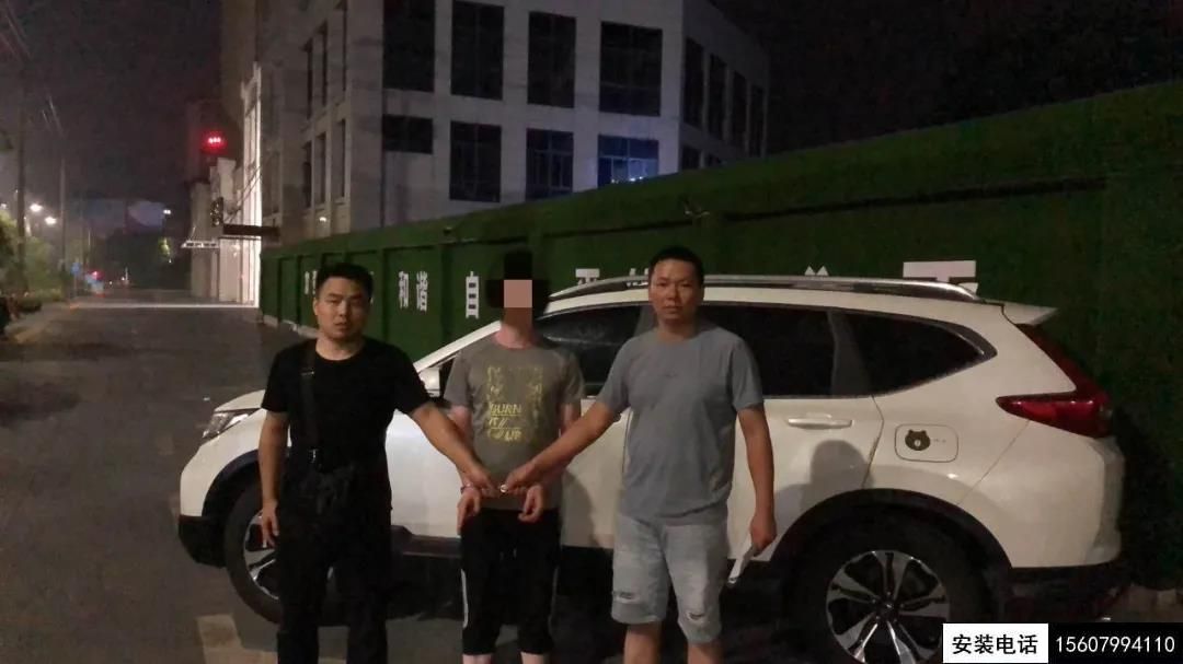 萍乡监控摄像关视频！盗贼一秒砸开车窗盗窃(图1)
