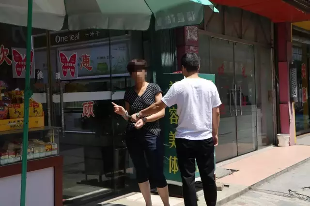 店内监控拍下萍乡三名女贼偷盗过程(图5)