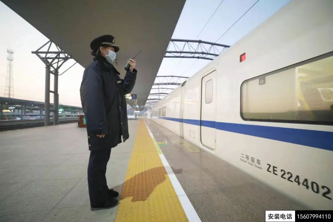 站台监控摄像头拍下一个女客运员举动！网友：美哭了(图6)