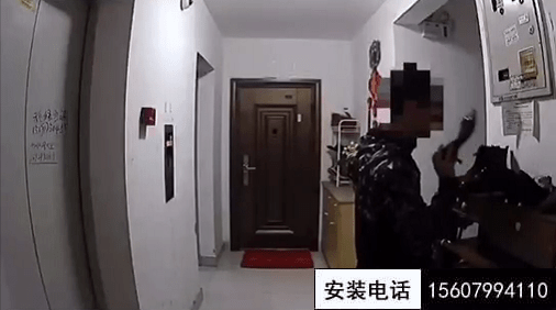 萍乡男子偷闻女士高跟鞋，监控摄像头拍下“恶心”一幕(图1)