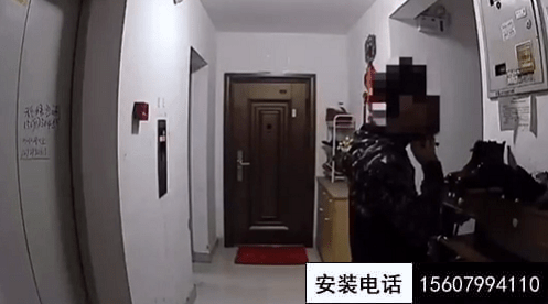 萍乡男子偷闻女士高跟鞋，监控摄像头拍下“恶心”一幕(图2)